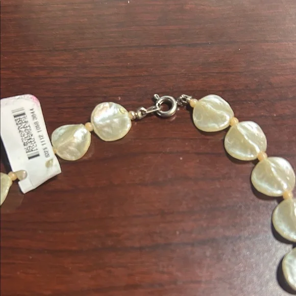 Elegant Pearl Necklace - Picture 3 of 4